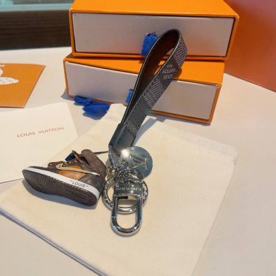 Lv经典老花棋格钥匙扣 钥匙扣联名Nike迷你鞋子挂件时尚个性！车钥匙挂件 包包挂件配饰 Monogram 帆布不仅精美，而且经久耐用， 是 Dragonne