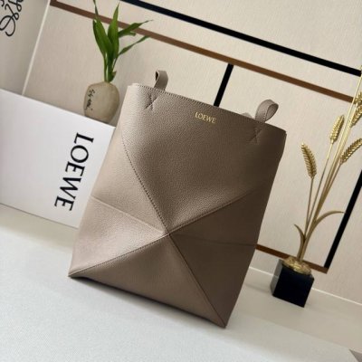 Lw新款小号柔软粒面 牛皮革 Puzzle Fold Tote采用轻盈的几何设计 ，能够完全扁平折叠 是旅行良伴。此版本采用全新推出的柔软粒面牛皮革制成 肩背或