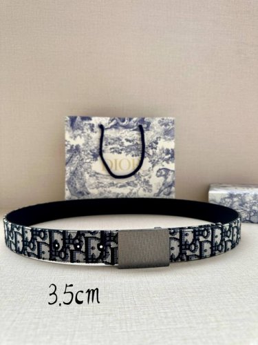 特 Dior 这款 35 毫米双面腰带结合典雅气质与摩登风范。双面设计，一面采用oblique 印花帆布，另一面则采用同色调粒面牛皮。长度可调节，可搭配各式 3