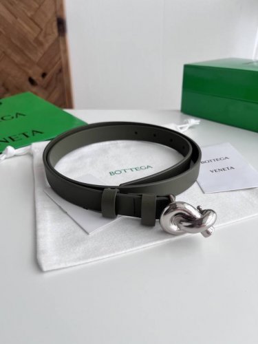 Bv 2025最新款女士平面腰带 双面意大利小牛皮搭配绳结设计微复古银色搭扣 配双皮环 皮带宽度2Cm 颜色: 军绿色