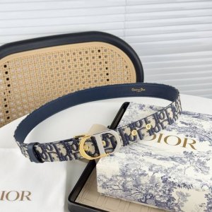 Dior 早春新款 C D搭扣黄铜腰带扣，小牛皮腰带 款式时髦优雅、可搭配牛仔裤半裙或者连衣裙，经典永存 3Cm