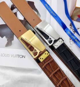 皮带：Lv..路易..威登顶级原单复刻. 腰带：百分百头层牛皮，保证真皮。雕花镂空设计24K纯钢扣.永不掉色进口原厂鳄鱼皮纹路.纯手工双线缝制工艺双面两用专柜同