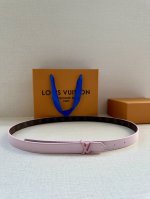 本款2.0宽 Lv Circle 双面腰带拼接皮革和 Monogram 帆布，以 Lv Circle 标识搭扣释放瞩目格调。灵活设计可搭配牛仔着装或雅致造型