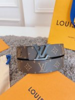 Lv3.5Cm宽度m8362 双面可用 拉丝枪色经典字母搭扣 采用细腻进口原厂小牛皮 一面咖色老花标志性图案
