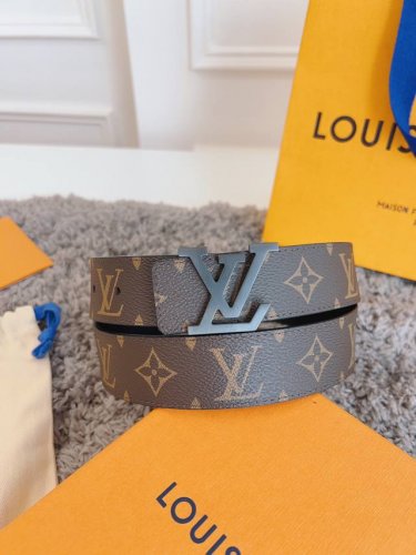 Lv3.5Cm宽度m8362 双面可用 拉丝枪色经典字母搭扣 采用细腻进口原厂小牛皮 一面咖色老花标志性图案