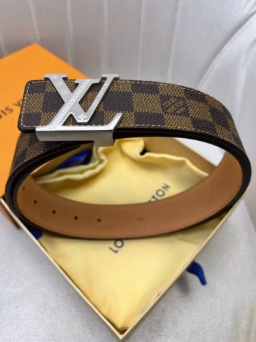 L V：原单面料啡色棋盘格带身，内衬头层树膏皮底，五金可随意搭配，原产皮料定制，专柜宽度3.8