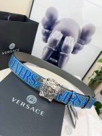 Versace 范思哲 的卡其色双面腰带，采用小牛皮制成，金色搭扣饰有品牌标志性的美杜莎头像。一面饰有蓝色和绿色的 Versace Allover 印花。4.0