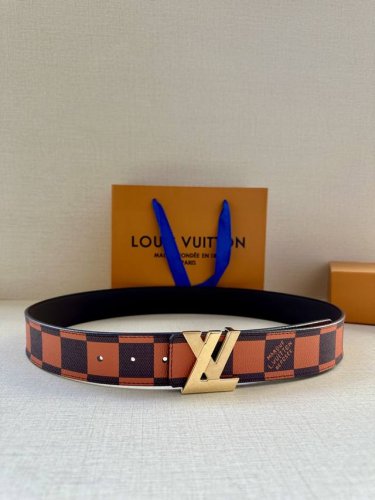特 本款4.0宽 Lv Initiales 双面腰带出自 春夏男装秀场，为 Damier Pop 帆布浸染潮流新色，翻转可见光滑素雅牛皮革。Lv 字母搭扣与崭新