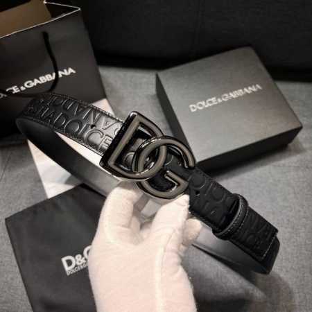 特 Dg，宽3.5Cm Dolce&Gabbana 全新小牛皮腰带，干练摩登配饰，缀以缎纹金色电镀金属细节。 小牛皮腰带，缀以缎纹金色电镀金属细节： - 点击图像关闭
