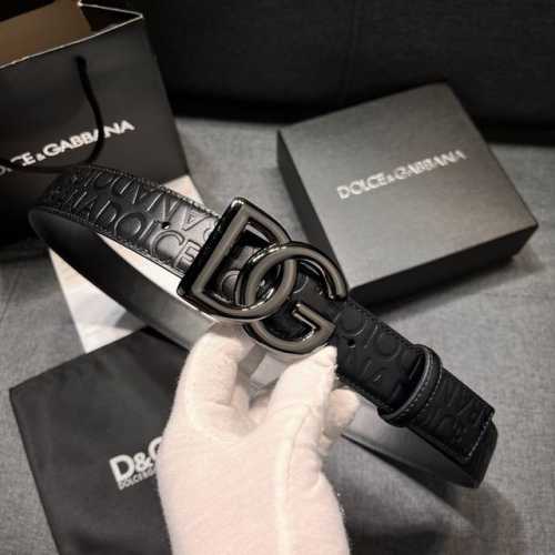 特 Dg，宽3.5Cm Dolce&Gabbana 全新小牛皮腰带，干练摩登配饰，缀以缎纹金色电镀金属细节。 小牛皮腰带，缀以缎纹金色电镀金属细节：