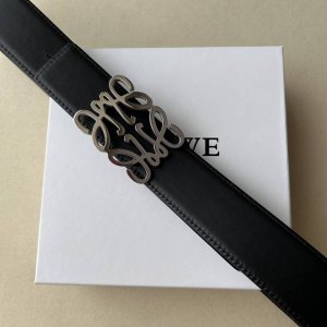 罗意威 尺寸:带宽40Mm 正品尺寸 五金材质:专柜精品扣，真空电镀，工艺精细 带身材质:天然头层牛皮，质感十足，手感柔软。时尚个性，经典百搭！可自行选择搭配！