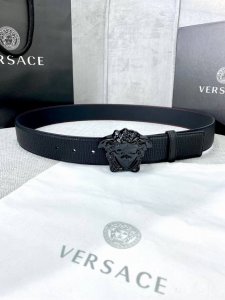 宽度4.0Cm Versace范思哲采用进口万象纹牛皮，此款平面腰带配有醒目的美杜莎头像搭扣，可为任何造型增添几分立体雅致效果。