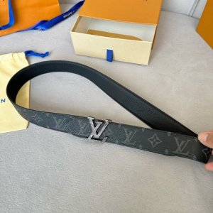 特 P170 寬：35Mm 驢家新品 皮帶面採用經典老花色系 原廠小牛皮荔枝紋底製成 搭配經典簡約字母搭扣造成 令人眼前一亮 雙面配戴 以一當二