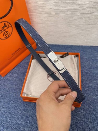 特 Ke Lly 1.8腰带Epsom小牛皮牛仔布腰带，搭配金Kelly皮带扣。 借助巧妙的可调节设计，可以将腰带系于腰间或髋部。均码
