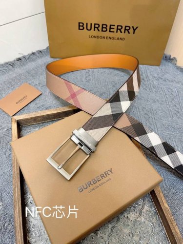 特 《Burberry》博柏利 原厂皮料，格纹/土黄牛皮 皮带质感十足，手感柔软。时尚个性，经典百搭，可自行选择搭配~ 品质毋庸置疑 没