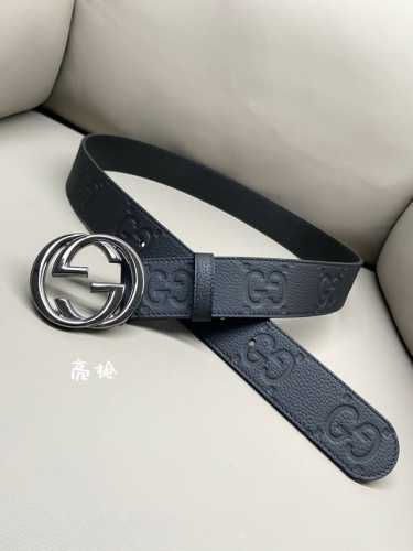 古驰.Gucci 全套包装 4.0Cm Gg 新款Supreme帆布是品牌的一款代表性面料 其灵感源自30年代的典藏设计 互扣式双G以钯金色调配件亮眼呈现 致敬