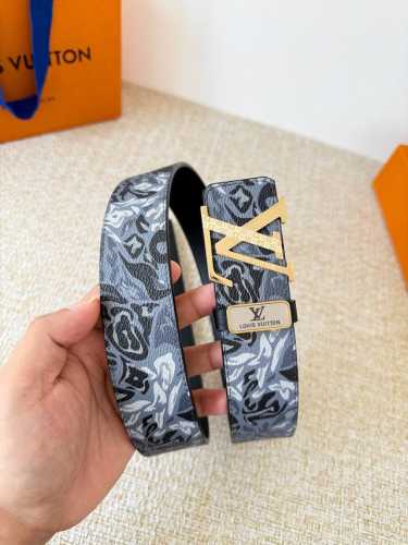 品名： Lv..路易..威登腰带皮带原单 型号：挂扣，经典纯钢材质挂扣，头层牛皮，图片实物拍摄 材料：头层牛皮，挂扣系列，纯钢材质扣头，镀钯电镀工艺永不掉色。原