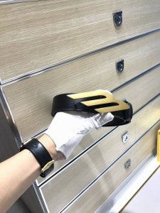 特 巴 .世家 Balenciga Fall-Winter 宽35Mm 支持Nfc 芯片感应 黑色腰带采用复古美学设计意大利制造的小纹皮革，釆用会标3B造型 签