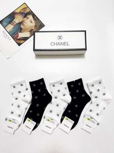配包装 一盒5 双 Chanel 香奈儿 经典字母Logo 双C短筒袜 ，Ins超火爆短袜，纯棉面料，潮人必备 ，经典配色 个性时尚百搭款，你值得拥有哦