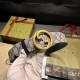 古奇 宽4.0Cm，新款 衔接品牌的过去和现在，以焕新方式继续演绎经典元素。这款黑色皮革腰带饰有Gg字母交织图案，以Gucci刻花呈现长方形搭扣开合设计。蓝色G