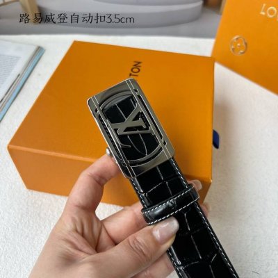 特 品牌： 路易威登 新款进口小牛皮，手感细腻柔软。搭配纯钢自动精品钢扣，男士必备！宽度：3.5cm