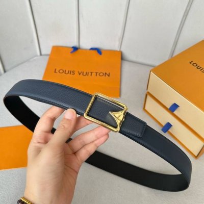 特 寬度：35Mm Lv S-Lock系列 寬度3.5Cm 驢家法國原廠荔枝紋皮料 搭配独特的圆圈字母钢扣 雙面用