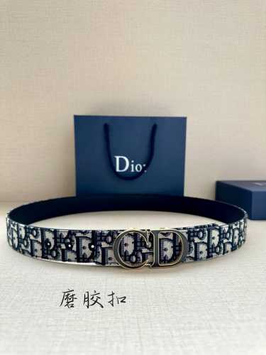 特 宽度3.5Cm Dior 这款腰带扣采用磨胶“Cd”标志造型，以金属覆层黄铜精心打造。可与各式 35 毫米腰带搭配，提升格调，打造优雅精致的造型。