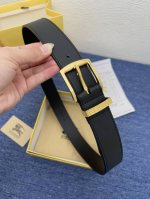巴、宝莉 经典系列新品腰带，采用小牛皮材质，完美搭配手工车线，经典配色，可搭配商务西装或更为休闲的造型。38毫米宽 顶级