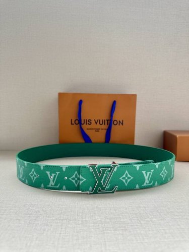 特 Lv Initiales 4.0宽双面腰带是 年春夏男装系列的配饰。Taga 皮革触感柔软，与另一面的Monogram 帆布碰撞色彩。同色 Lv 字母以抛光