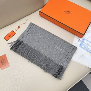 原单对版 2025年Hermes 爱马仕，难得一见的温柔配色，低调又不失优雅 重点推荐一条围巾两种风格搭配，高级舒适时髦气质，大牌范十足，超级安利大H这款触动内