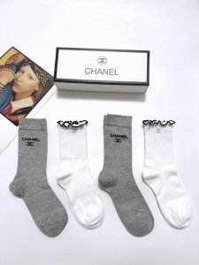 配包装 一盒4 双 Chanel 香奈儿 经典字母Logo 纯棉中筒袜 ，Ins超火爆小腿短袜，纯棉面料，潮人必备 ，经典配色 个性时尚百搭款，你值得拥有哦