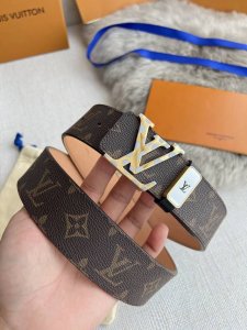 品名： Lv..路易..威登腰带皮带原单 型号：挂扣，经典纯钢材质挂扣，头层牛皮，图片实物拍摄 材料：头层牛皮，挂扣系列，纯钢材质扣头，钯镀电镀工艺永不掉色。原