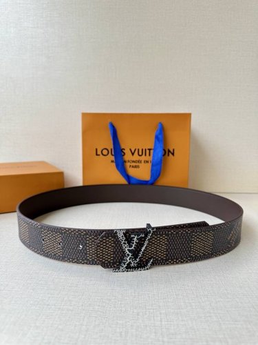 4.0宽:Lv Dimension 双面腰带将创意传承与华美街头风范共冶一炉，彰显创意总监 Pharrell Williams 的时尚远见。Monogram 帆