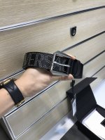 配送专柜包装 打孔针 批专柜同款、实拍专柜官网，尺寸:宽35Mm，原版立体人头针扣 ，极富重金属设计美感 ，双面采用进口原版小牛皮，配制五金戒指，彰显个性，清晰