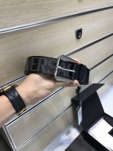 配送专柜包装 打孔针 批专柜同款、实拍专柜官网，尺寸:宽35Mm，原版立体人头针扣 ，极富重金属设计美感 ，双面采用进口原版小牛皮，配制五金戒指，彰显个性，清晰