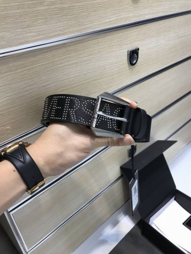 配送专柜包装 打孔针 批专柜同款、实拍专柜官网，尺寸:宽35Mm，原版立体人头针扣 ，极富重金属设计美感 ，双面采用进口原版小牛皮，配制五金戒指，彰显个性，清晰