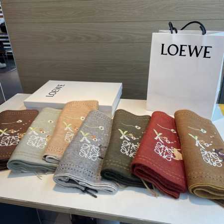 上新！Loewe 罗意威新款披肩围巾。难得一见的温柔配色，低调又不失优雅重点推荐Loewe这款触动内心的柔美围巾，极其简单的颜色搭配抢眼的兔子Logo，点睛之笔 - 点击图像关闭
