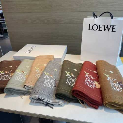 上新！Loewe 罗意威新款披肩围巾。难得一见的温柔配色，低调又不失优雅重点推荐Loewe这款触动内心的柔美围巾，极其简单的颜色搭配抢眼的兔子Logo，点睛之笔