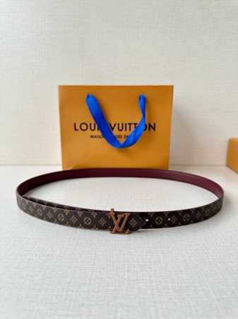 2.0宽Mini Lv 双面腰带以华美皮革和标志性 Monogram 帆布演绎两式风范，为纤细构型融入莹泽 Lv Initiales 金属搭扣。榄尖形末端再添优 - 点击图像关闭