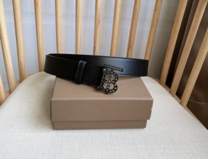 新款 Burberrry 巴宝莉专柜同步上新精选品牌标志性London格纹 搭配镂空扣钉带扣 宽:3.5Cm 精致优雅 简单大方