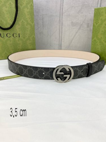 特 宽度3.5 cm gucci Marmont系列每一季都会推陈出新，为灵感源于70年代的标志性GG配件注入现代精髓。Supreme帆布印花 腰带反面采用黑色