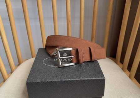 Prada 普拉达 专柜最新款 这款绒面皮革腰带风格简约而不失精致 末端醒目装饰涂珐琅三角形金属徽标 是品牌的标志性材质 男女通用 宽3.5 - 点击图像关闭