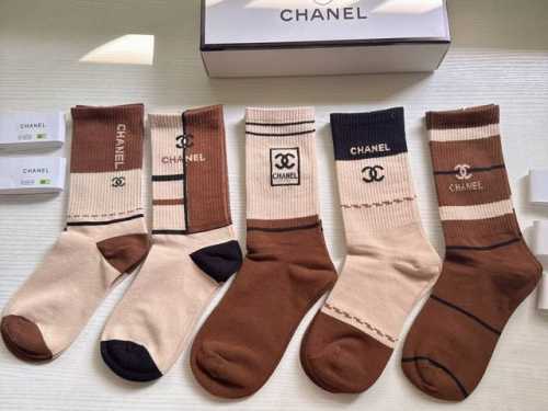 特 Chanel 香奈儿香奶奶家新品女款袜子 一盒五双 纯棉材质，柔软舒适透气，提花经典品牌全称Logo，炒鸡Nice，大牌出街，潮人必备超好搭