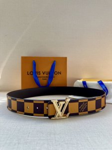 本款 4.0宽 Lv Initiales 双面腰带出自 春夏男装秀场 为 Damier pop 帆布浸染潮流新色 翻转可见光滑素雅牛皮革 Lv 字母搭扣与崭新