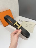 特 爱马仕HermèS男款腰带以其精湛的工艺、高品质的材料和经典的设计而备受推崇，是男士时尚配饰中的顶级选择。最具标志性的设计是带有“H”标志的扣头，简约大气且