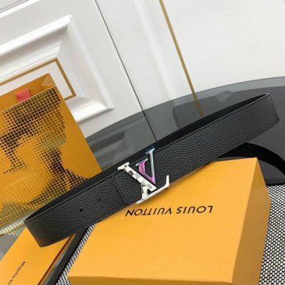 Lv Check 双面腰带以 Damier Infini 压纹皮革和深邃 Damier 帆布演绎两式风尚，再令 Marque L.Vuitton DéposéE