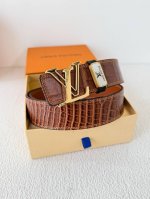 品名： Lv..路易..威登腰带皮带原单 型号：挂扣，经典纯钢材质挂扣，头层牛皮，图片实物拍摄 材料：头层牛皮，挂扣系列，纯钢材质扣头，钯镀电镀工艺永不掉色。经