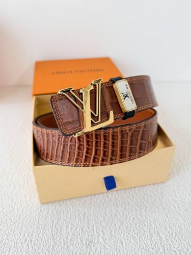 品名： Lv..路易..威登腰带皮带原单 型号：挂扣，经典纯钢材质挂扣，头层牛皮，图片实物拍摄 材料：头层牛皮，挂扣系列，纯钢材质扣头，钯镀电镀工艺永不掉色。经