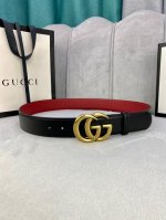 宽度4.0Cm Gucci 互扣式双g带扣，源自品牌现代风格典藏设计，经过重新诠释而别具新意。呈现于纤细的皮革腰带之上。