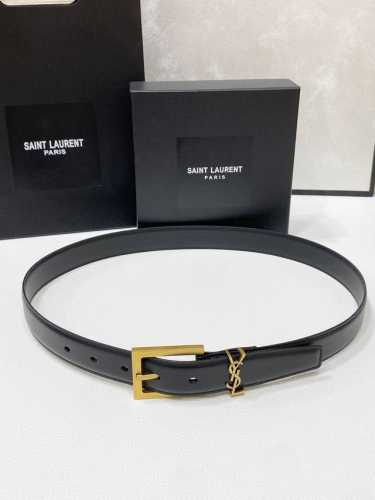 特 Salnt.Laurent.Paris. Le Cassandre粒面羊皮革腰带 腰带搭配可调节加长方扣和le Cassandre环扣。镌刻圣罗兰 Pari